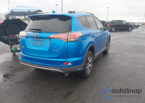 2017 Toyota Rav4 Xle z USA, uszkodzony, nr VIN 2T3WFREV4HW371896